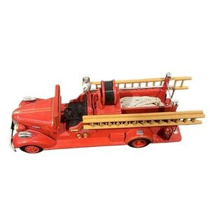 Hallmark 2005 Chevy vintage fire truck ornament